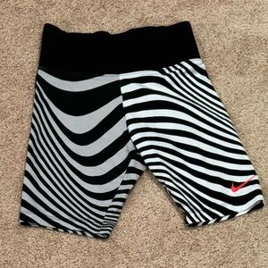 Woman’s Nike black & white swirl biker shorts XS